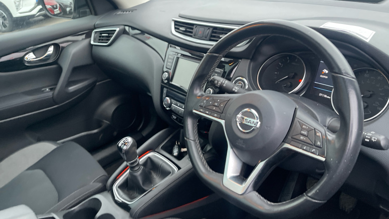 Nissan Qashqai 1.3 DiG-T N-Connecta 5dr [Glass Roof Pack] Petrol Hatchback